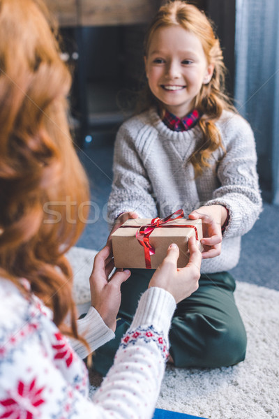 商業照片: 女孩 · 禮物 · 母親 · 可愛的 · 小女孩