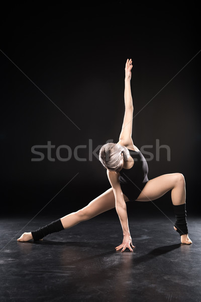 Sportos fiatal nő kortárs táncos pózol fekete Stock fotó © LightFieldStudios