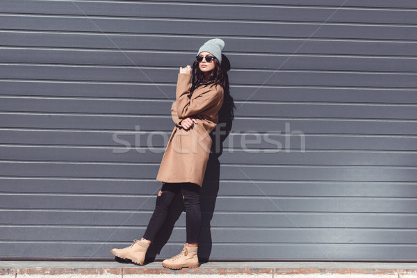 Vrouw najaar zwarte zonnebril mooie vrouw permanente Stockfoto © LightFieldStudios