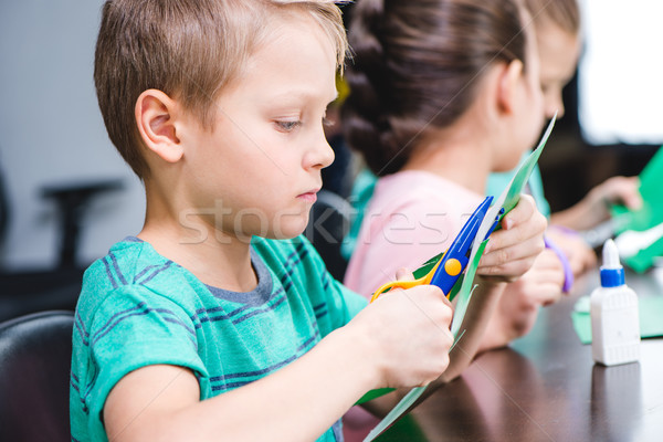 Dzieci w wieku szkolnym kolorowy papieru nożyczki szkoły Zdjęcia stock © LightFieldStudios