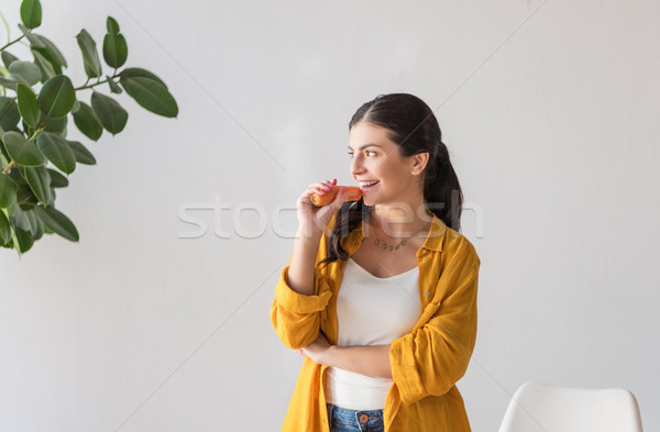 Femme fraîches carotte portrait femme souriante main [[stock_photo]] © LightFieldStudios