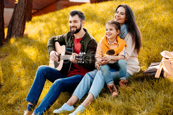 Stock foto: Familie · Sitzung · grasbewachsenen · Hügel · Tochter · entspannenden