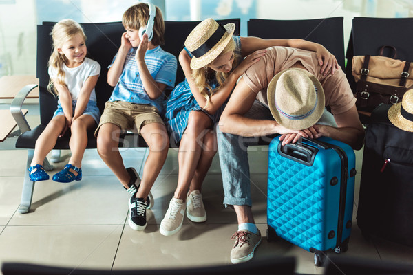 Foto stock: Familia · espera · embarque · aeropuerto · jóvenes · junto