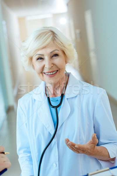 Sorridente médico senior jaleco estetoscópio Foto stock © LightFieldStudios