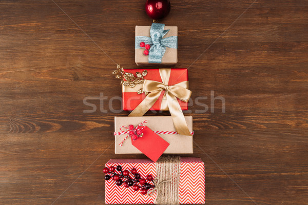 Christmas presenteert snuisterij top houten tafel Stockfoto © LightFieldStudios