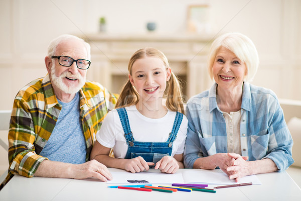 Stockfoto: Gelukkig · meisje · grootvader · grootmoeder · vergadering · tabel · tekening