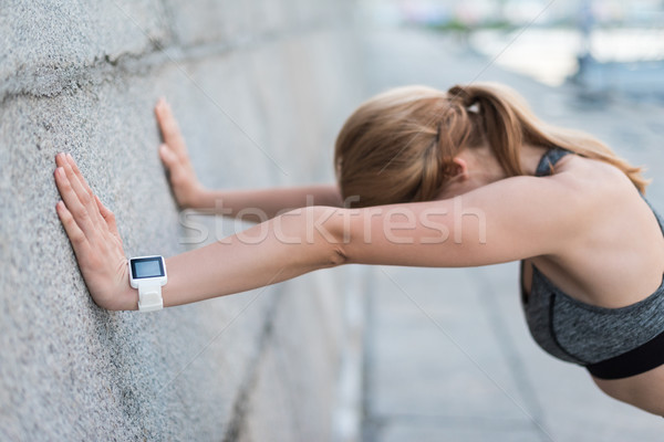 疲れ果てた スポーツウーマン スマート 時計 立って 壁 ストックフォト © LightFieldStudios