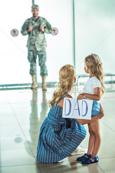 Stockfoto: Moeder · dochter · vergadering · vader · luchthaven · selectieve · aandacht