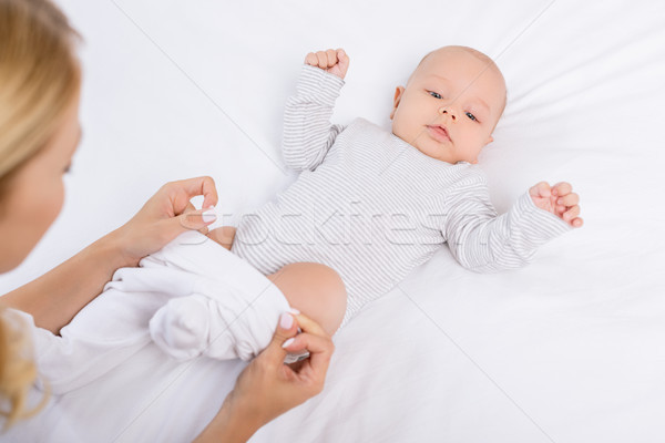 Matka ubieranie się baby shot rodziny Zdjęcia stock © LightFieldStudios