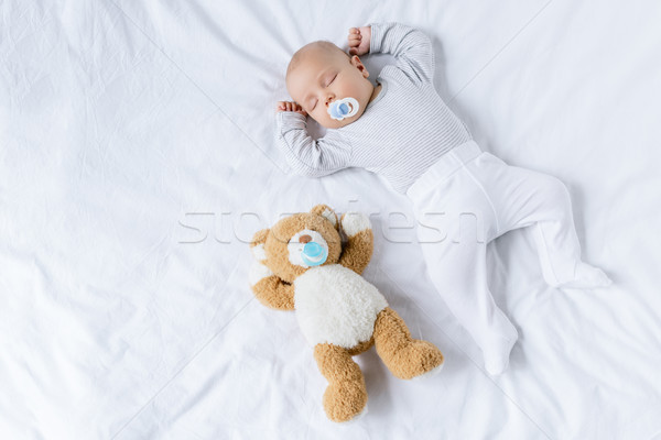 睡眠 嬰兒 玩具 視圖 可愛 奶嘴 商業照片 © LightFieldStudios