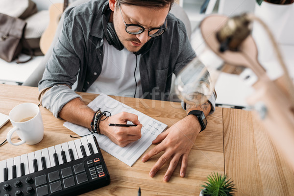 Muzikant schrijven merkt jonge nadenkend werkplek Stockfoto © LightFieldStudios