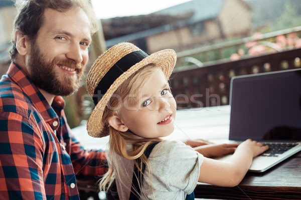 Stockfoto: Familie · met · behulp · van · laptop · achteraanzicht · vader · dochter · naar