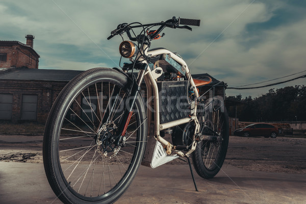 ストックフォト: ヴィンテージ · オートバイ · ガレージ · 立って · 外 · 都市