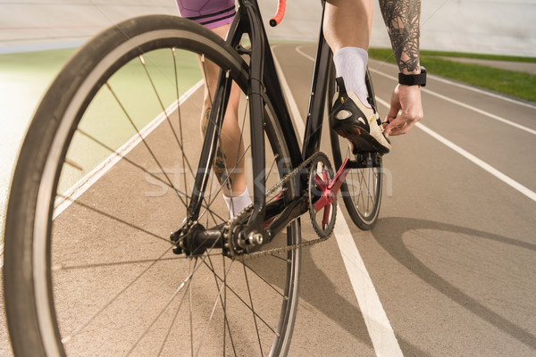 [[stock_photo]]: Cycliste · chaussures · vue · séance · vélo · homme