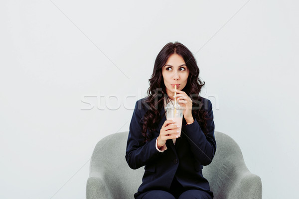 Kobieta interesu pitnej zdziwiony młodych plastikowe kubek Zdjęcia stock © LightFieldStudios