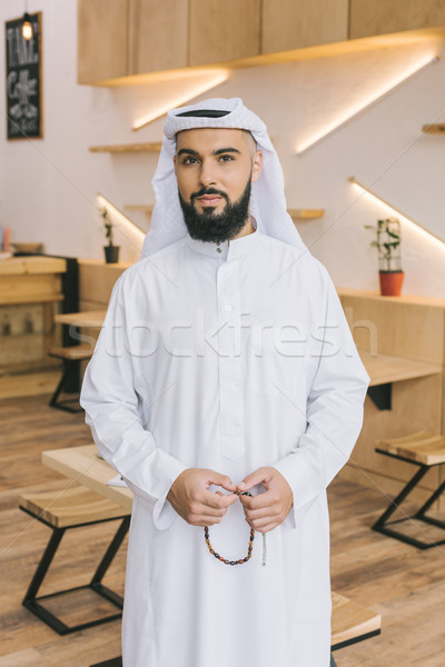 Muslim Mann Gebet Perlen modernen Kaffeehaus Stock foto © LightFieldStudios