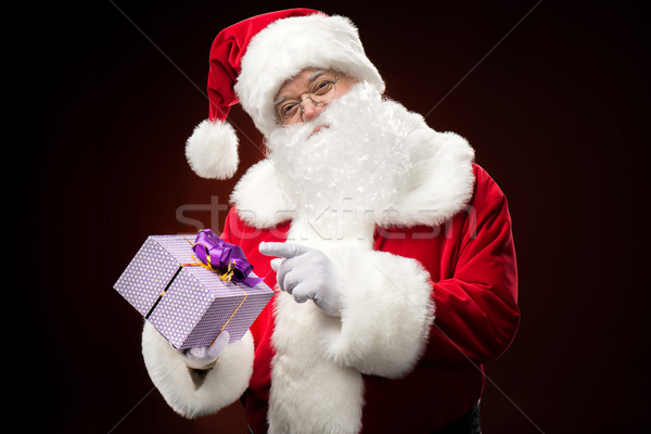 Babbo natale punta scatola regalo felice mano finestra Foto d'archivio © LightFieldStudios