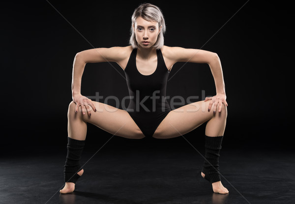 Jeune femme contemporain danseur posant regarder [[stock_photo]] © LightFieldStudios