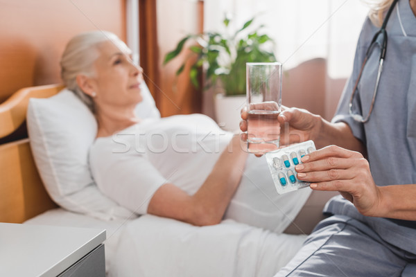 Foto stock: Enfermeira · medicina · senior · paciente · tiro