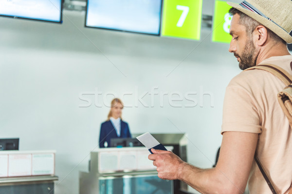 Foto d'archivio: Uomo · passaporto · biglietto · vista · laterale · mano