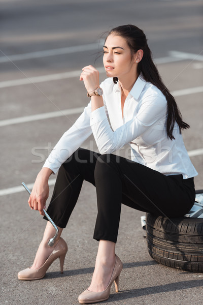 Foto stock: Mulher · sessão · carro · pneu · jovem · mulher · atraente