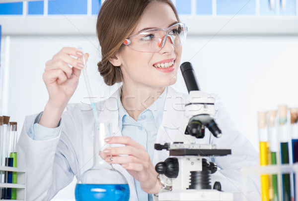 Om de ştiinţă experiment tineri femeie chimic Imagine de stoc © LightFieldStudios