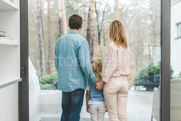 背面図 家族 見える 外に ウィンドウ ホーム ストックフォト © LightFieldStudios