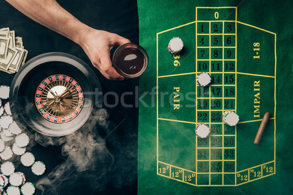 Foto stock: Mano · whisky · vidrio · casino · mesa · ruleta