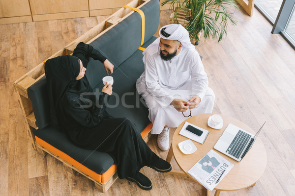 Musulman parteneri de afaceri top vedere timp birou Imagine de stoc © LightFieldStudios