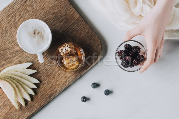 Erschossen Hand halten Schüssel Brombeeren Tasse Stock foto © LightFieldStudios