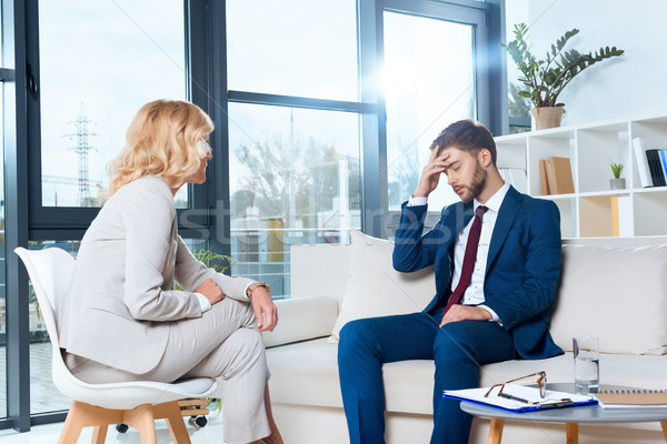 Foto stock: Psicólogo · paciente · terapia · falante · deprimido · jovem