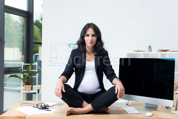 Zwangere zakenvrouw tabel lotus pose ontspannen Stockfoto © LightFieldStudios