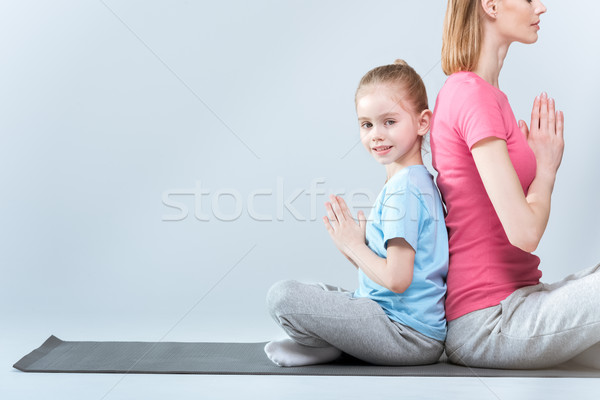 Zijaanzicht moeder dochter oefenen lotus Stockfoto © LightFieldStudios
