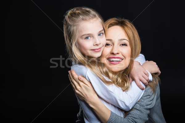 Mamă fiica tineri drăguţ zâmbitor Imagine de stoc © LightFieldStudios
