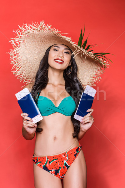 Femeie costum de baie bilete shot zâmbitor Imagine de stoc © LightFieldStudios