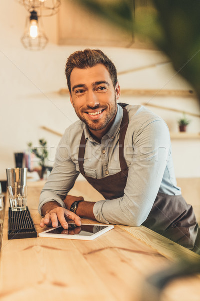 Uśmiechnięty barista tabletka portret Licznik Zdjęcia stock © LightFieldStudios