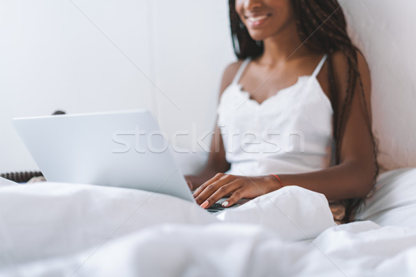 Stockfoto: Met · behulp · van · laptop · shot · mooie · afro-amerikaanse · vrouw · bed