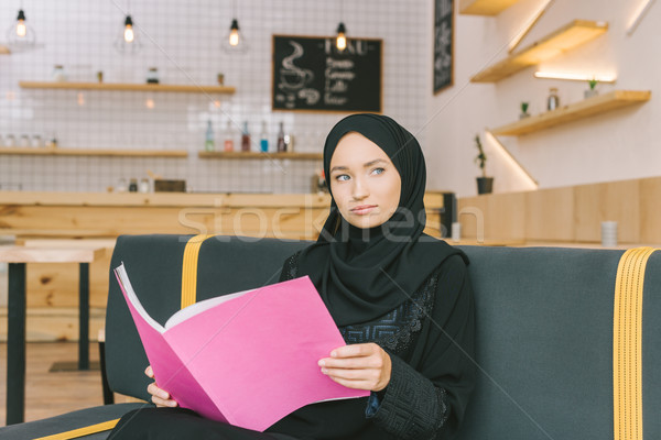 Muzułmanin kobieta czytania magazyn piękna Kafejka Zdjęcia stock © LightFieldStudios