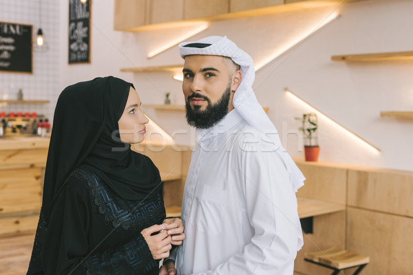 商業照片: 穆斯林 · 情侶 · 咖啡館 · 美麗 · 年輕 · 現代