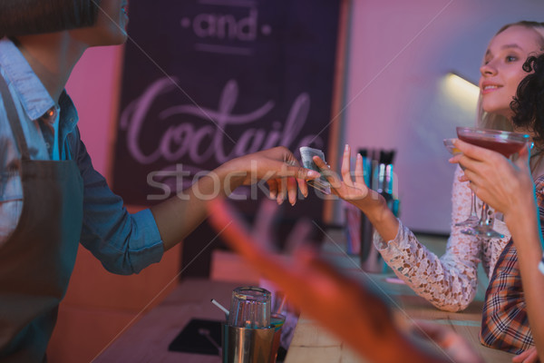 Stockfoto: Vrouw · betalen · barman · cocktails · vrouwen