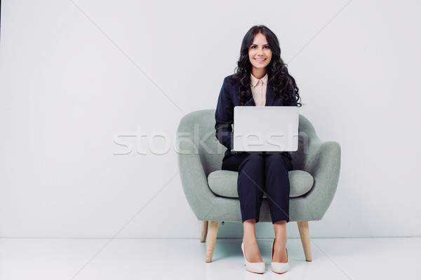 Stock foto: Arbeiten · Laptop · glücklich · jungen · Geschäftsfrau · Sitzung