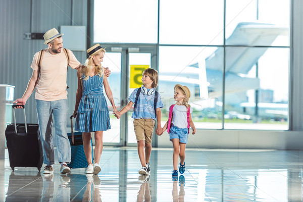 Aile yürüyüş havaalanı gülen yatılı birlikte Stok fotoğraf © LightFieldStudios