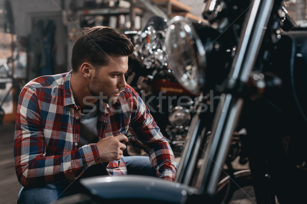 Biker Motorrad jungen gut aussehend Workshop Stock foto © LightFieldStudios