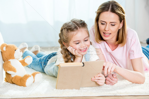 Foto d'archivio: Felice · madre · figlia · tappeto · lettura · libro