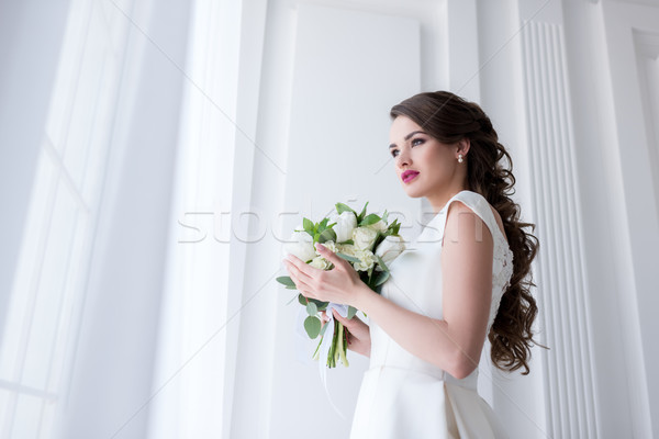 Foto stock: Belo · jovem · noiva · buquê · de · casamento · olhando · janela