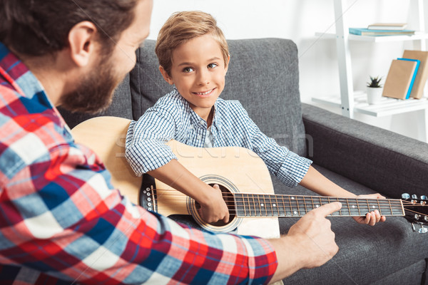 Foto stock: Filho · pai · jogar · guitarra · tiro · pai · ensino