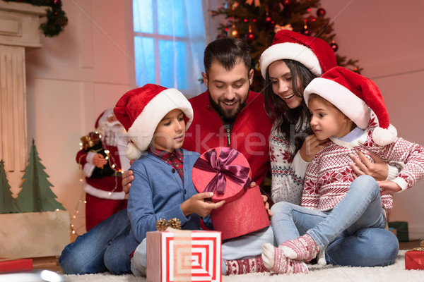 Foto d'archivio: Famiglia · Natale · presenta · famiglia · felice