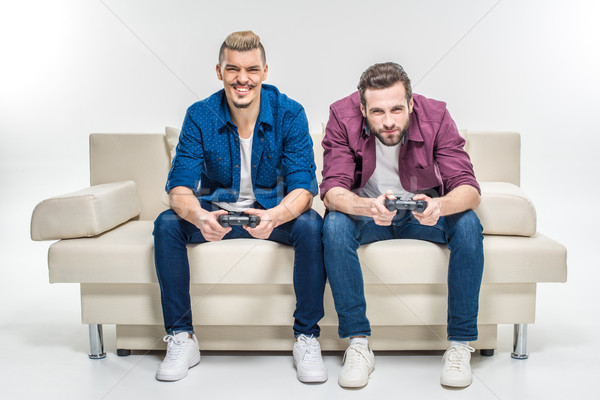 Stock foto: Freunde · spielen · konzentrierter · männlich · Sitzung · Couch