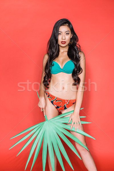 Foto stock: Mujer · traje · de · baño · hoja · de · palma · longitud · de · tres · cuartos · tiro · hermosa