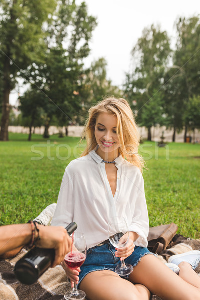 Stockfoto: Glimlachende · vrouw · wijnglazen · park · selectieve · aandacht · man